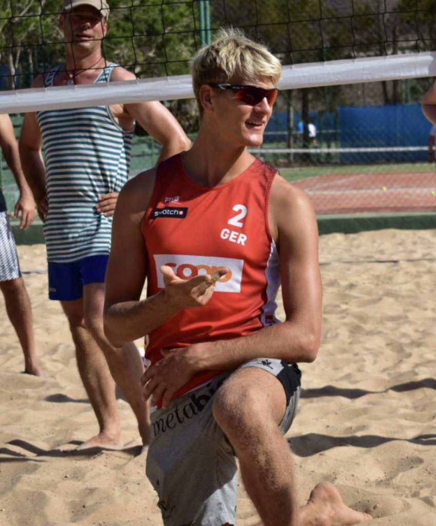 Simon Kulzer erklärt die Aufschlagtechnik beim Beachvolleyball Training am ZHS Olympiapark München